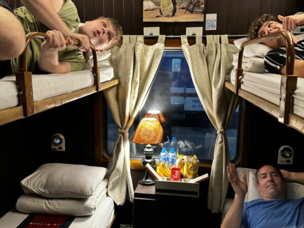 Slapen in een rijdende ijzeren doos onze nacht in de trein naar Sapa