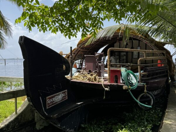 Dobberen door het echte leven slapen op een houseboat in Kerala