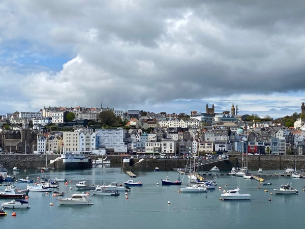 Jersey versus Guernsey: welke eiland past echt bij jou?